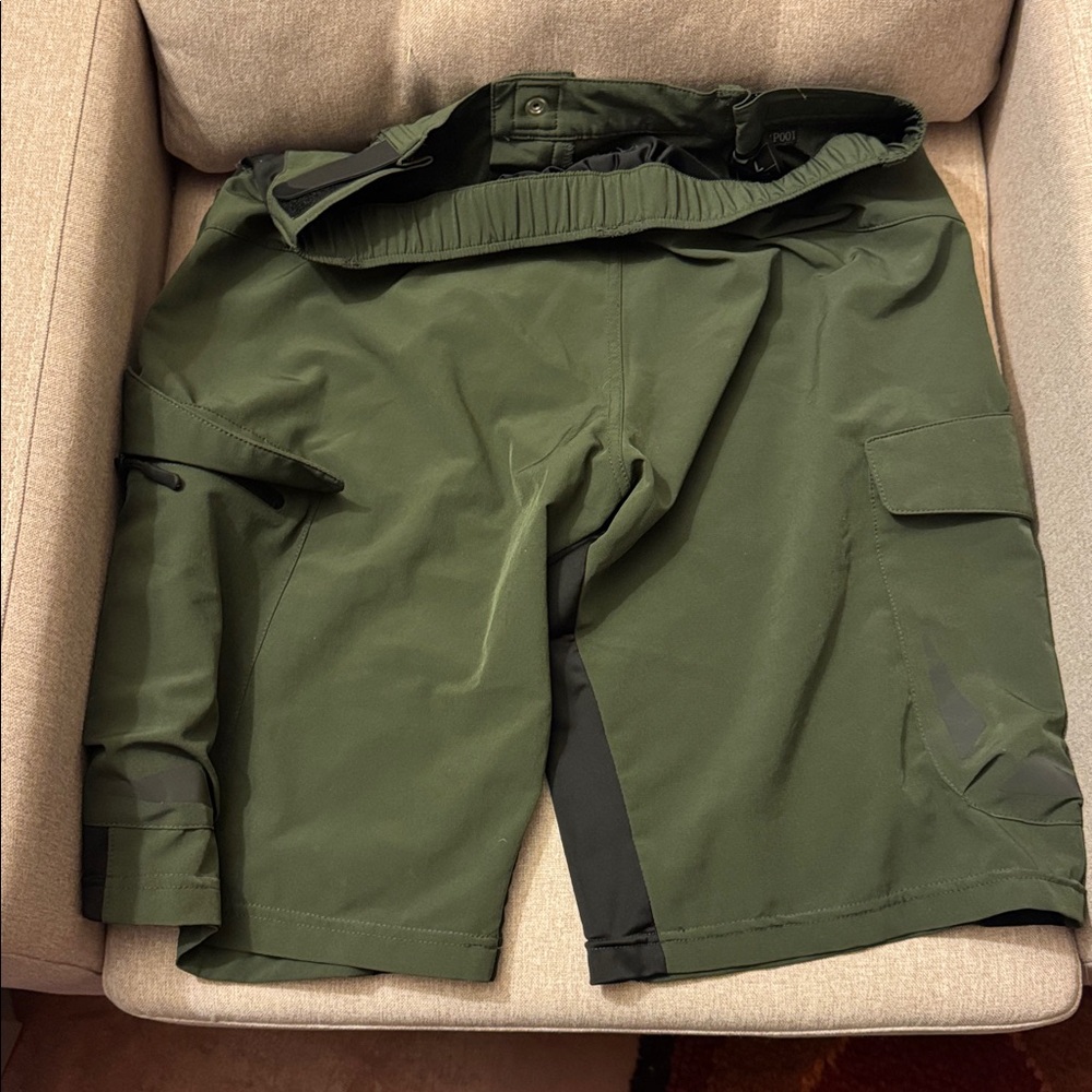 Men's Olive Green Cargo Shorts - Picture 3 of 3